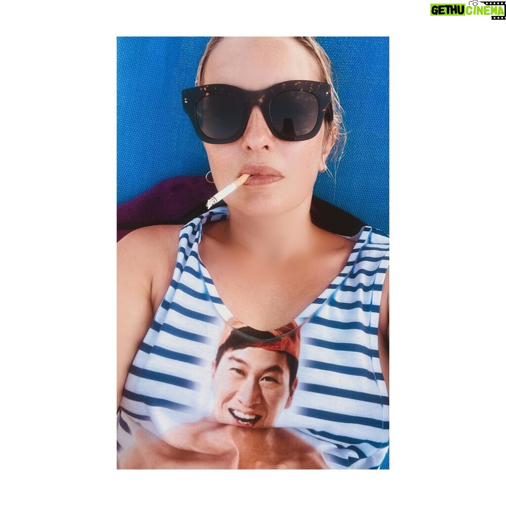 Carolina Crescentini Instagram - Situazione attuale. Spiaggiata con sigaretta. #lasciatemiqui #focamonaca #me #shh