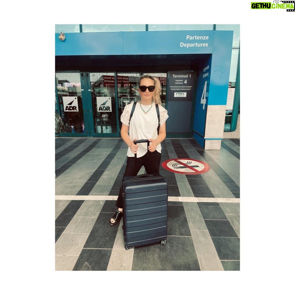 Carolina Crescentini Instagram - Io me ne vado finalmente in vacanza a sciacquarmi i pensieri e da oggi mare fuori 3 e’ su @netflixit 😎 #marefuori3 #pepepepepepe #tantecarecoseatutti #shh #me