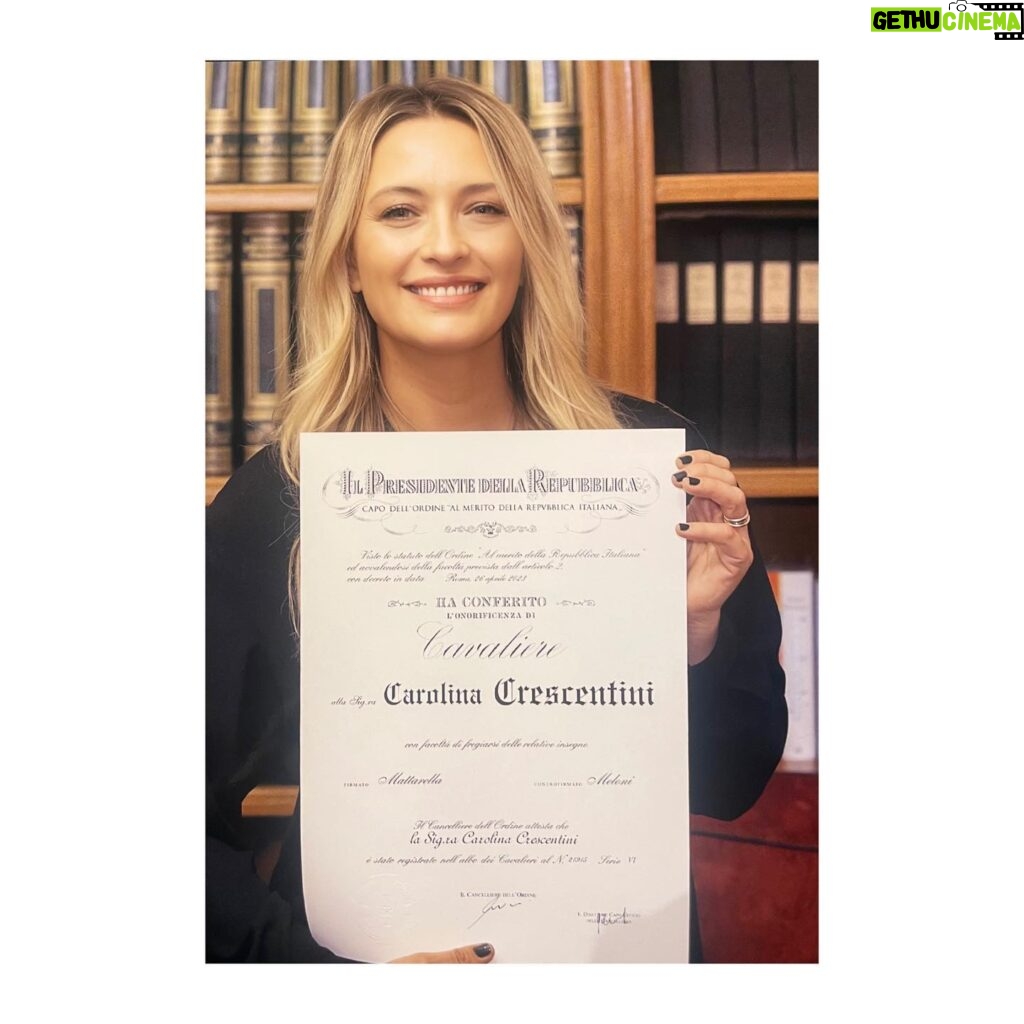 Carolina Crescentini Instagram - E’ successa una cosa bellissima. Il nostro meraviglioso Presidente @sergiomattarellaofficial mi ha nominato Cavaliere della Repubblica Italiana. Che onore. Quanto sono felice! Grazie Presidente.