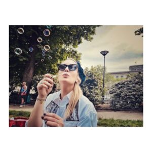 Carolina Crescentini Instagram - Happiness and soap bubbles. 🐻
#paris 
#me
#shh