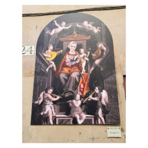 Carolina Crescentini Instagram - Come glielo spieghiamo ai turisti? 
#madonnacrescentinadellaluce
#santasubito
#trastevere
#me
#shh