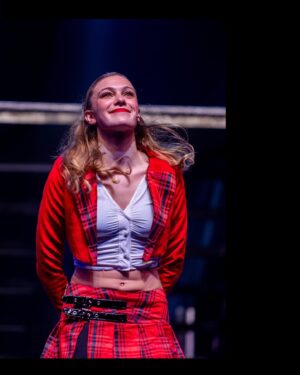 Carolina Domenech Instagram - Heather Chandler 👠♥️
Ayer fue una locura. Que hermoso haber formado parte, gracias, gracias y gracias, fui muy feliz. Me recibieron increíble y gritaron muchísimo ayer, no me lo esperaba. 😈😘

Fue 1 semana de ensayos intensos donde gracias a mis compañeros de elenco pude disfrutar del proceso y llegar segura a la función. Gracias amigos, de corazón todos hicieron que me sienta un poquito mas segura sobre el escenario, desde una mirada a un mini guiño para saber cual era el próximo movimiento. Compartir el escenario con ustedes, disfrutar de su talento hace que uno quiera estar a la altura y es muy inspirador. ♥️ 

Gracias @agusmvera @vanegarciamillan @eugeniagilrod @stellamarisblancoproductora por la paciencia y la contención. 
Gracias bebuchi @antoniiamassa por la buena onda siempre kween 

Gracias @ferdente por la hermosisima oportunidad, tenía muchas ganas de formar parte de un elenco tuyo y Heathers supero todas mis expectativas.🥰

Mención especial a mis Heathers @flo_anca por enseñarme todas las coreos con todo el amor del mundo y darme esa ganas de comerme el mundo antes de salir a escena 💚 y a @martuloyato qué sin conocerme me mando un mensaje del amor que me hizo muy bien 💛 son dos mujeres talentosisimas e increíbles, las admiro muchísimo. 

GRACIAS!!!! 👠👠👠👠👠👠👠👠

Las fotis las hizo @bautistaaraya