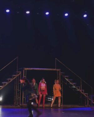 Carolina Domenech Instagram - Heather Chandler 👠♥️
Ayer fue una locura. Que hermoso haber formado parte, gracias, gracias y gracias, fui muy feliz. Me recibieron increíble y gritaron muchísimo ayer, no me lo esperaba. 😈😘

Fue 1 semana de ensayos intensos donde gracias a mis compañeros de elenco pude disfrutar del proceso y llegar segura a la función. Gracias amigos, de corazón todos hicieron que me sienta un poquito mas segura sobre el escenario, desde una mirada a un mini guiño para saber cual era el próximo movimiento. Compartir el escenario con ustedes, disfrutar de su talento hace que uno quiera estar a la altura y es muy inspirador. ♥️ 

Gracias @agusmvera @vanegarciamillan @eugeniagilrod @stellamarisblancoproductora por la paciencia y la contención. 
Gracias bebuchi @antoniiamassa por la buena onda siempre kween 

Gracias @ferdente por la hermosisima oportunidad, tenía muchas ganas de formar parte de un elenco tuyo y Heathers supero todas mis expectativas.🥰

Mención especial a mis Heathers @flo_anca por enseñarme todas las coreos con todo el amor del mundo y darme esa ganas de comerme el mundo antes de salir a escena 💚 y a @martuloyato qué sin conocerme me mando un mensaje del amor que me hizo muy bien 💛 son dos mujeres talentosisimas e increíbles, las admiro muchísimo. 

GRACIAS!!!! 👠👠👠👠👠👠👠👠

Las fotis las hizo @bautistaaraya