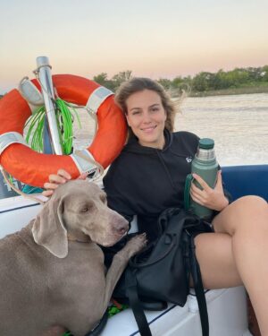 Carolina Domenech Instagram - Hoy es el dia del hermano y yo tengo a la mejor la más graciosa y linda te amo vikuka sos my whole world✨ the love of my life 🥹 sin vos no vivo te amoooooo mi manitaaaaaa 
♥️♥️♥️ el último video despertándote de terrible siesta después de comer sanguchito y tomar unas birras mirando a la torre Eiffel es mi favorito sos muy graciosa