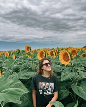 Carolina Domenech Instagram - Siempre que vi girasoles al costado de la ruta quise frenar y finalmente ocurrió 🌻🌻🌻🌻🌻en la última había una abeja 😂