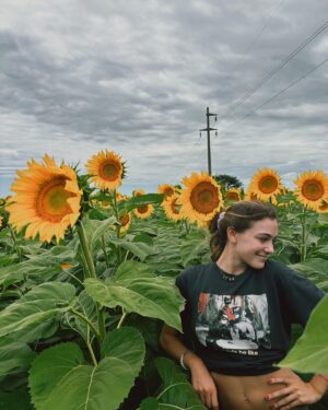 Carolina Domenech Instagram - Siempre que vi girasoles al costado de la ruta quise frenar y finalmente ocurrió 🌻🌻🌻🌻🌻en la última había una abeja 😂