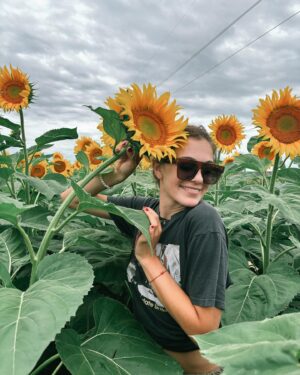 Carolina Domenech Instagram - Siempre que vi girasoles al costado de la ruta quise frenar y finalmente ocurrió 🌻🌻🌻🌻🌻en la última había una abeja 😂