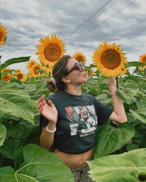 Carolina Domenech Instagram - Siempre que vi girasoles al costado de la ruta quise frenar y finalmente ocurrió 🌻🌻🌻🌻🌻en la última había una abeja 😂