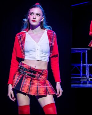 Carolina Domenech Instagram - Heather Chandler 👠♥️
Ayer fue una locura. Que hermoso haber formado parte, gracias, gracias y gracias, fui muy feliz. Me recibieron increíble y gritaron muchísimo ayer, no me lo esperaba. 😈😘

Fue 1 semana de ensayos intensos donde gracias a mis compañeros de elenco pude disfrutar del proceso y llegar segura a la función. Gracias amigos, de corazón todos hicieron que me sienta un poquito mas segura sobre el escenario, desde una mirada a un mini guiño para saber cual era el próximo movimiento. Compartir el escenario con ustedes, disfrutar de su talento hace que uno quiera estar a la altura y es muy inspirador. ♥️ 

Gracias @agusmvera @vanegarciamillan @eugeniagilrod @stellamarisblancoproductora por la paciencia y la contención. 
Gracias bebuchi @antoniiamassa por la buena onda siempre kween 

Gracias @ferdente por la hermosisima oportunidad, tenía muchas ganas de formar parte de un elenco tuyo y Heathers supero todas mis expectativas.🥰

Mención especial a mis Heathers @flo_anca por enseñarme todas las coreos con todo el amor del mundo y darme esa ganas de comerme el mundo antes de salir a escena 💚 y a @martuloyato qué sin conocerme me mando un mensaje del amor que me hizo muy bien 💛 son dos mujeres talentosisimas e increíbles, las admiro muchísimo. 

GRACIAS!!!! 👠👠👠👠👠👠👠👠

Las fotis las hizo @bautistaaraya