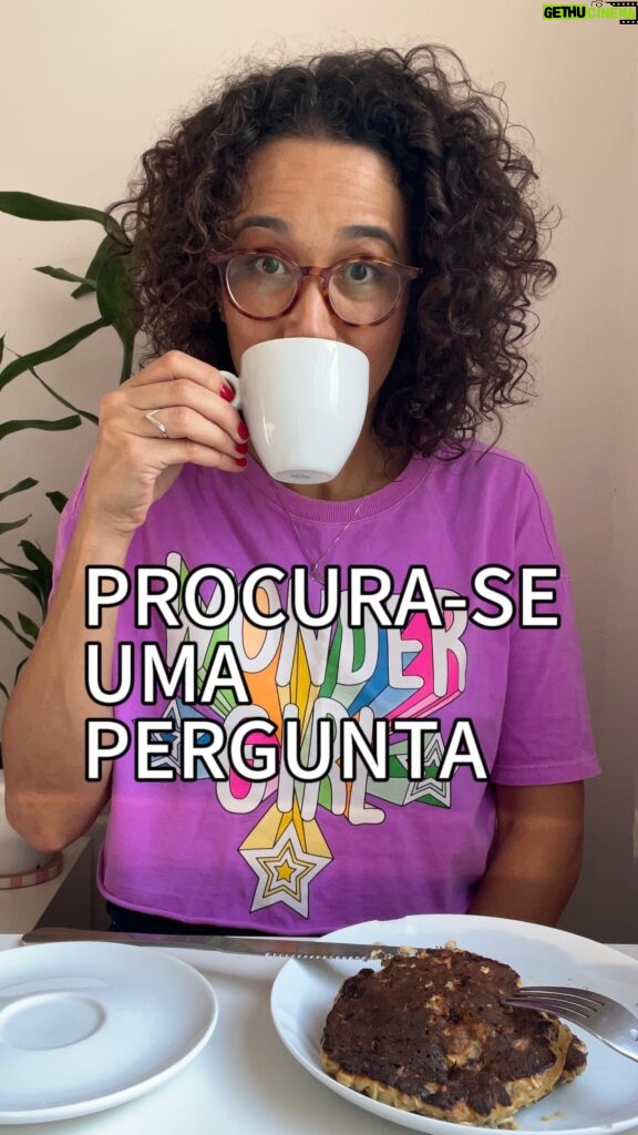 Carolina Loback Instagram - Bom dia! Passando outro café pra ler dicas de um bom jogo de tarô. #café #tarô #humor