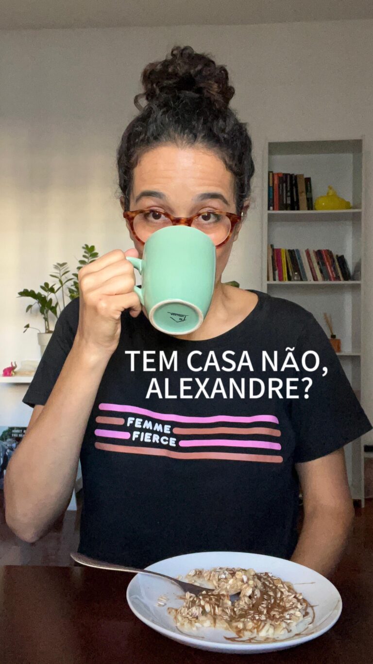 Carolina Loback Instagram - Bom dia! Marque aqui seu amigo que esqueceu que tem casa e não diga nada. #sextou #bahia #amizade #humor