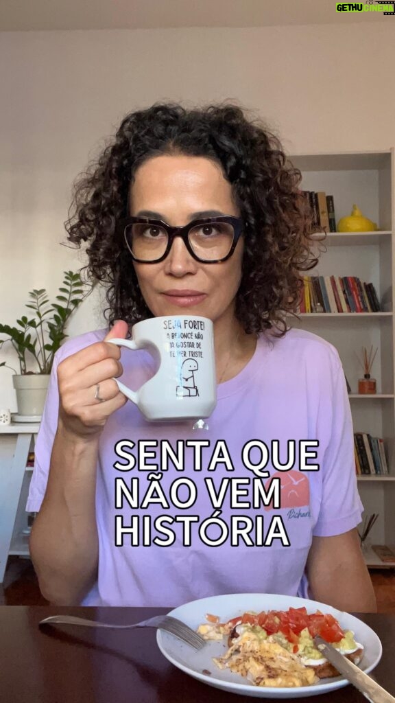 Carolina Loback Instagram - Bom dia! #tbt de uma preguiça. #café #humor #quinta