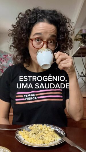 Carolina Loback Instagram - Bom dia! Só faltou o doutô falar: ‘cada um com seus BO, fia’. Olhaaaaa…
#sextou #menopausa