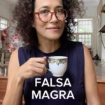 Carolina Loback Instagram – Bom dia! Da próxima vez eu juro que emito um boleto pra trocar o falso elogio por dinheiro. Ih, gente, a mulher do ovo hoje levantou com a corda toda. 

#quinta #humor #café #falsamagra