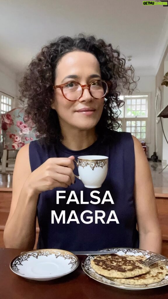 Carolina Loback Instagram - Bom dia! Da próxima vez eu juro que emito um boleto pra trocar o falso elogio por dinheiro. Ih, gente, a mulher do ovo hoje levantou com a corda toda. #quinta #humor #café #falsamagra