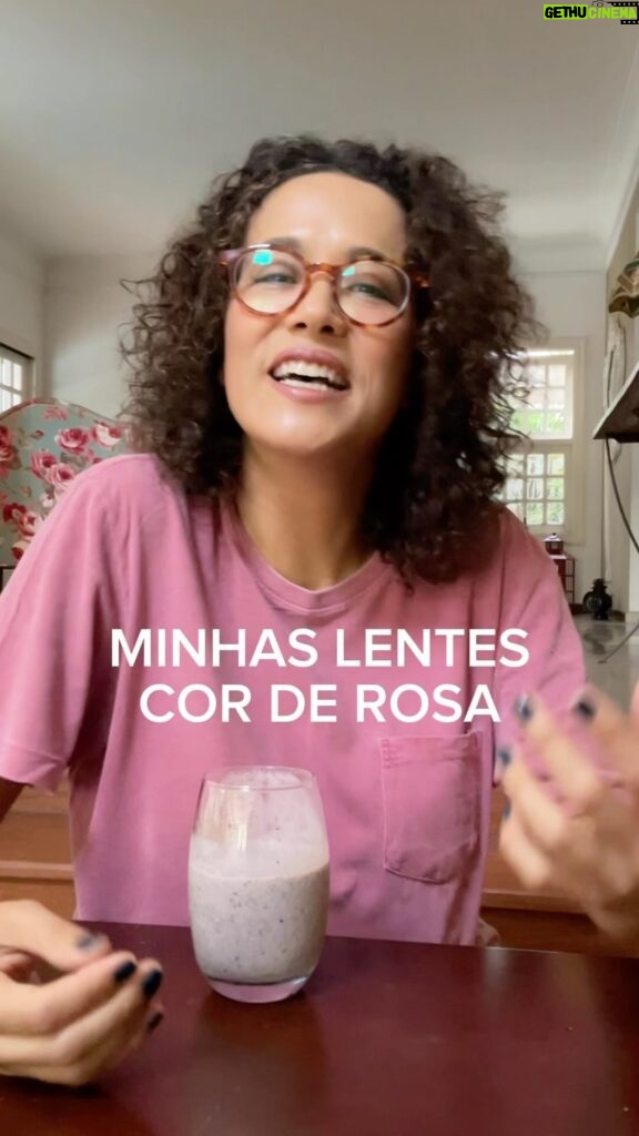 Carolina Loback Instagram - Bom dia! Como andam suas lentes rosas? #quarta #humor #lentes