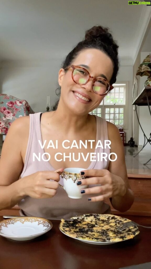 Carolina Loback Instagram - Bom dia! O carro das indiretas está passando em sua timeline… #segunda #casamento #café