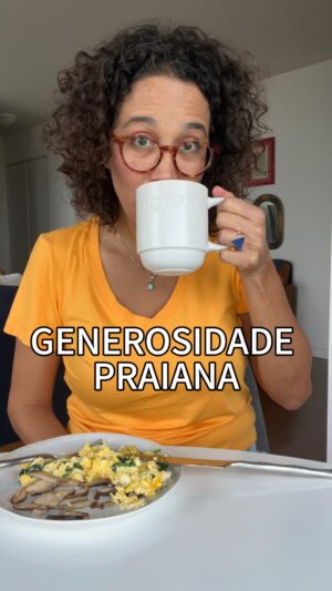 Carolina Loback Instagram - Bom dia! Uma singela homenagem aos promotores de baladas praianas. 

#contemironia #café