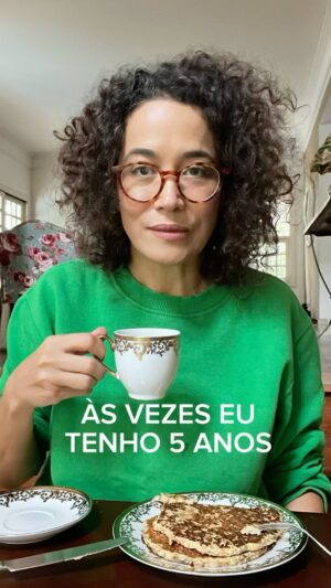 Carolina Loback Instagram - Bom dia! A criança de cinco anos que habita em mim saúda a criança de cinco anos que habita em você. Ou será que eu sou a única que ainda carrega essa garota aqui dentro? 

#quinta #criança