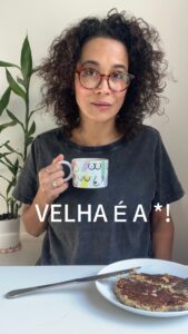 Carolina Loback Instagram - Bom dia! Passando outro café pra ler as sugestões de respostas desaforadas pra esse tal de “você tá velha, hein!”. #quinta #café #humor