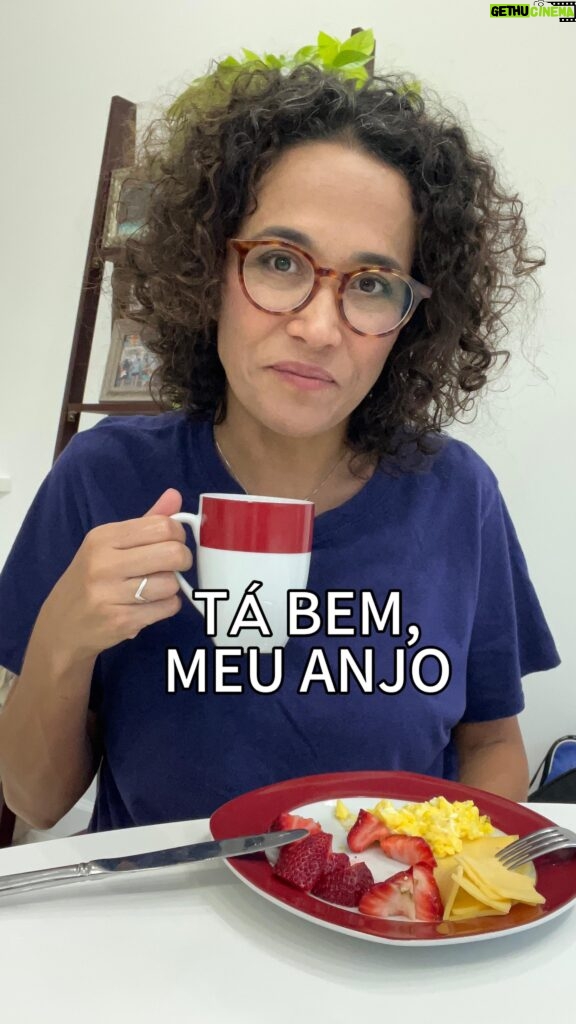 Carolina Loback Instagram - Bom dia! Como tá esse terreno aí? Ainda cresce abobrinha que ‘ozotro’ semeia? #quarta #café