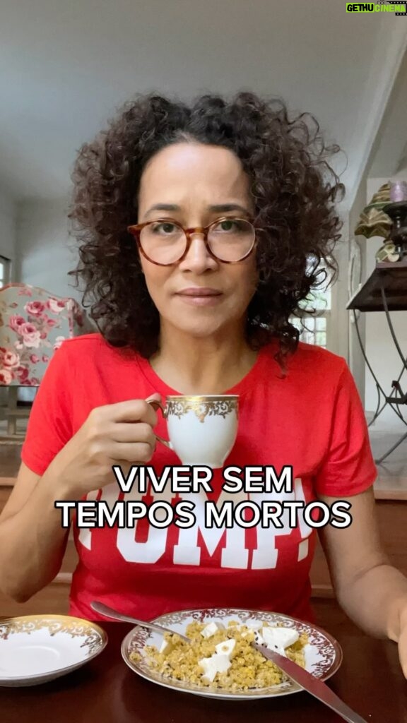 Carolina Loback Instagram - Bom dia! Aguardo convites para um chá da tarde, um café, um suco. Chega de tempos mortos. #terça #menopausa #alcool #ressaca