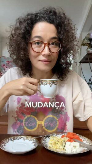Carolina Loback Instagram - Bom dia! ☕️Quem é você na fila da mudança?