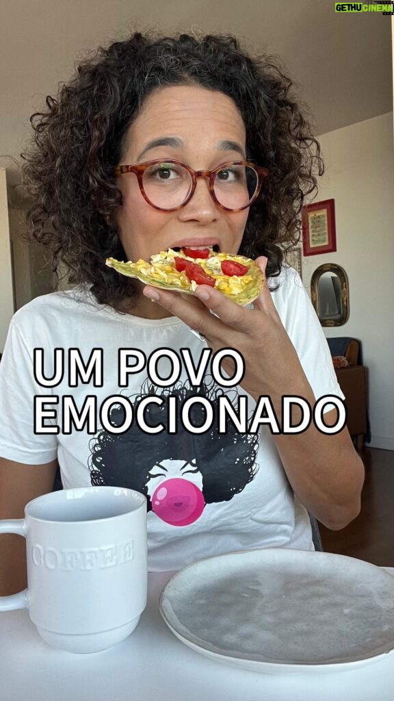 Carolina Loback Instagram - Bom dia! Ainda bem que eu não taco legenda em inglês nos meus posts. #café #quarta #exagerado