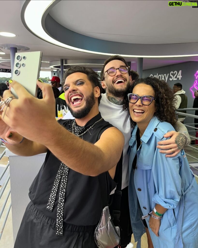 Carolina Loback Instagram - Obrigada, @samsungbrasil pelo convite pro #galaxynolollabr @rickyhiraoka já te falei, sou #teamgalaxy ♥️ Ainda bem que a gente trabalha com humor, não é mesmo, @ricardocubba ?