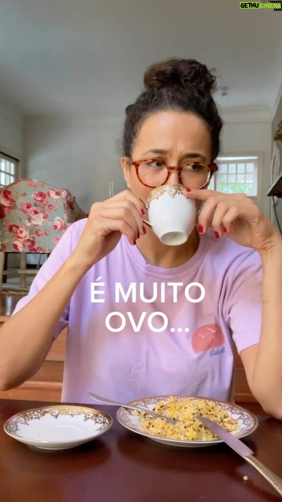 Carolina Loback Instagram - Bom dia! Será que excesso de ovo dá minhoca na cabeça? #sextou