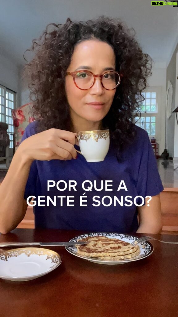 Carolina Loback Instagram - Bom dia! ☕️ ‘não há nada de novo, ainda somos iguais’. Acordei nesse verso. Até quando, Carolina? #terça #humor #café