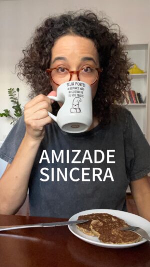 Carolina Loback Instagram - Bom dia! Manda pra aquele seu amigo que adora postar foto na balada e não diga nada.

#café #terça #humor