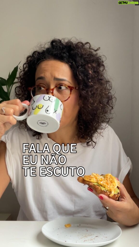 Carolina Loback Instagram - Bom dia! Passando mais um café pra ler sobre comunicação não violenta. #segunda #humor #café