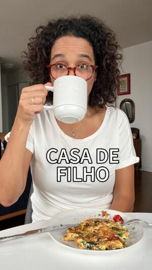 Carolina Loback Instagram - Bom dia! Se alguém achar o botão de desligar o modo “filha, faz assim, filha, faz assado”, me conta onde fica?

#café #segunda #filhos