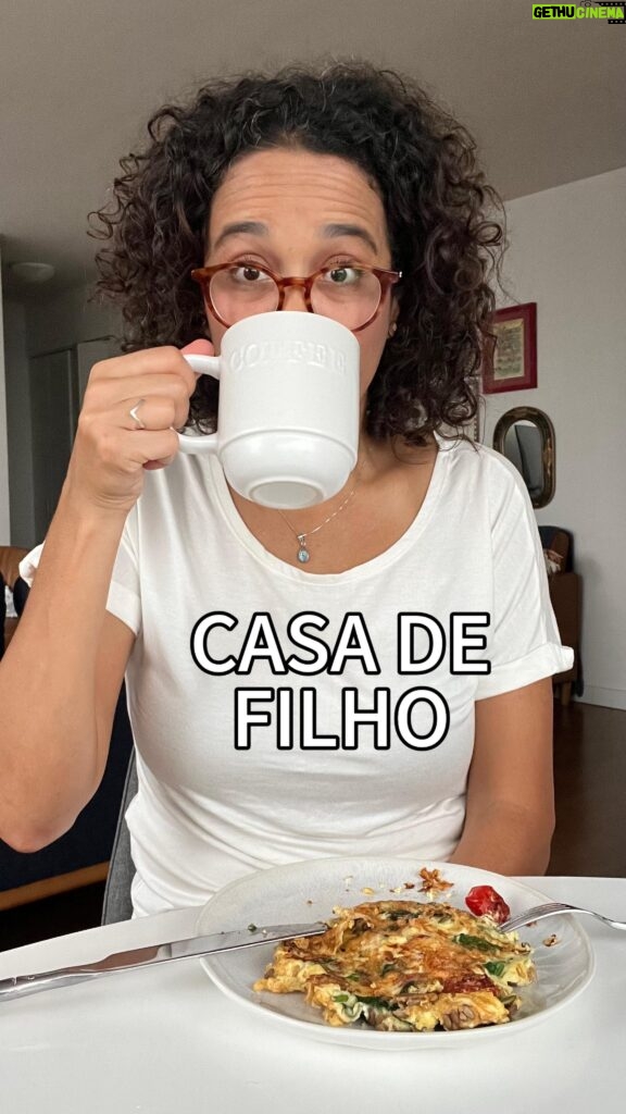 Carolina Loback Instagram - Bom dia! Se alguém achar o botão de desligar o modo “filha, faz assim, filha, faz assado”, me conta onde fica? #café #segunda #filhos