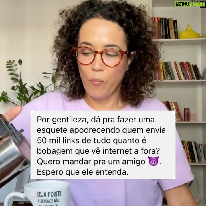 Carolina Loback Instagram - Bom dia, sábado!!!! Nossa, só consegui prestar atenção na caneca nova, Carolina… de onde é? Presente da @souflorir ❤️