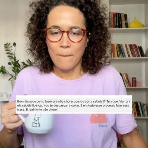 Carolina Loback Instagram - Bom dia, sábado!!!! Nossa, só consegui prestar atenção na caneca nova, Carolina… de onde é? Presente da @souflorir ❤️