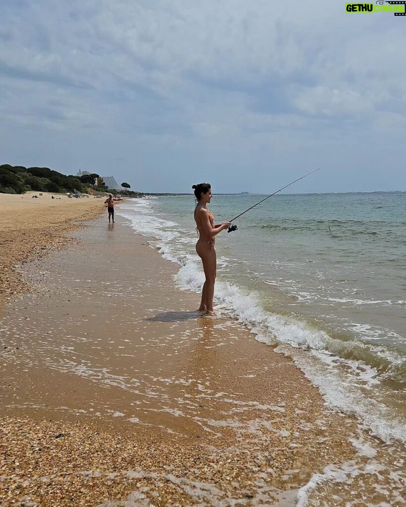 Carolina Marín Instagram - Recap de una semana en casa con el corazón lleno de amor ❤️ 1- Mi playa, mi paraíso 🏖 2- Bienvenido, Lucas 👶🏻 3- Siempre juntos ✨ 4- Mi abuelita🥰 5- Intenté pescar algo y se me escapó un choquito 👻 6- Comilona en el pueblo 🍽️ 7- Mi niña bonita 😘 8- Muchas sevillanas y oleé 💃🏻 9- Los amigos siempre cerca 👻 10- Mi familia romera 🥳