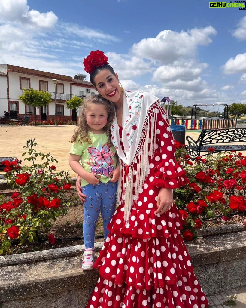 Carolina Marín Instagram - Recap de una semana en casa con el corazón lleno de amor ❤️ 1- Mi playa, mi paraíso 🏖 2- Bienvenido, Lucas 👶🏻 3- Siempre juntos ✨ 4- Mi abuelita🥰 5- Intenté pescar algo y se me escapó un choquito 👻 6- Comilona en el pueblo 🍽️ 7- Mi niña bonita 😘 8- Muchas sevillanas y oleé 💃🏻 9- Los amigos siempre cerca 👻 10- Mi familia romera 🥳