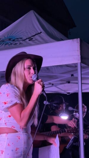 Caroline Hobby Instagram - A little rain won’t stop us! What an epic night hosting @cheekwood’s Songwriters Under The Stars ft. @jnitewriter, @chrisdestefano, @joshosbornesongwriter and @musiccityhitmakers! Seriously one of the most magical events to host with some of the most legendary songs and writers. 

And I loved this look from @monkeesofbrentwood!