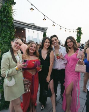 Caroline Ambrosini Instagram - New-York je t’aime ✨

Incroyable séjour à New-York grâce à @primevideofr 
Événement pour le lancement de “l’été où je suis devenue jolie” saison 2, j’ai eu la chance de rencontrer les acteurs et de découvrir la bande annonce et cette deuxième saison va être incroyable 🎬

J’ai eu aussi la chance de rencontrer d’autre créateurs de contenus européens et partager cette aventure avec eux était tellement enrichissante. 

Merci infiniment tout ça c’est grâce à vous je vous serez à jamais reconnaissante 🫶🏼
Et un grand merci à @primevideofr pour leur confiance et leur bienveillance.

New-York, till we meet again 🖤

#explorer #thesummeriturnedpretty #primevideocreator