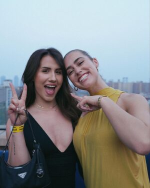 Caroline Ambrosini Instagram - New-York je t’aime ✨

Incroyable séjour à New-York grâce à @primevideofr 
Événement pour le lancement de “l’été où je suis devenue jolie” saison 2, j’ai eu la chance de rencontrer les acteurs et de découvrir la bande annonce et cette deuxième saison va être incroyable 🎬

J’ai eu aussi la chance de rencontrer d’autre créateurs de contenus européens et partager cette aventure avec eux était tellement enrichissante. 

Merci infiniment tout ça c’est grâce à vous je vous serez à jamais reconnaissante 🫶🏼
Et un grand merci à @primevideofr pour leur confiance et leur bienveillance.

New-York, till we meet again 🖤

#explorer #thesummeriturnedpretty #primevideocreator