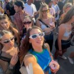 Caroline Ambrosini Instagram - DELTA FESTIVAL JOUR 2 ✨ De la couleur en outfit, du Niska, des amis, du soleil, c’est la recette du bonheur pour ce deuxième jour 🧡 #explorer #festival #outfit #photography