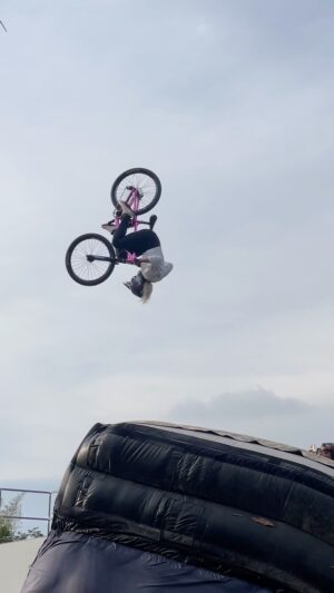 Caroline Buchanan Instagram - REDEMPTION 💞 last time I front flipped a jump this big I went to hospital with a torn AC joint.. 

Thanks so much for the coaching and encouragement @rwillyofficial @dylandevitt @geckkooo 

“ If at first you don’t succeed..dust yourself off and try again”