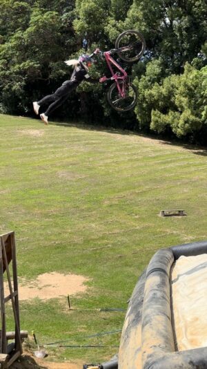 Caroline Buchanan Instagram - • SUPERWOMAN SEAT GRAB !!! It’s been a big 2 days of awesome sessions @dane_mtb  compound with coaching help by @joshkcoaching 🚀🦸‍♀️ so hyped on this new learn… 

#mtb #jkcoaching #slopestylemtb #fmb #mountainbiking #supermanseatgrab #ride