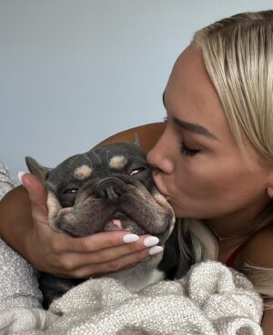 Caroline Buchanan Instagram - 🦥 Sloth mode @knobby • slothing with my dog “ MO” are my favorite mo-ments 

Xx 
#knobbynation #knobbyunderwear