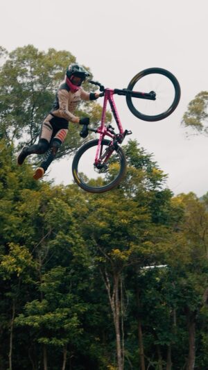 Caroline Buchanan Instagram - SLOPESTYLE finals day is tomorrow live on Redbulltv 🎞️ tune in 10:30am -1pm aest 
It’s been a roller coaster with the rain on and off all week for practice but I’m excited to piece it all together on my @trekbikes ride!!! 

Vid// @jxn_visuals 
#mtb #mtblife #mtblove #trekbikes #crankworx #crankworxcairns #mointainbike #tricks #slopestyle #slopestylemtb #women #womeninsport #actionsports 
@trekbikesaunz @crankworx