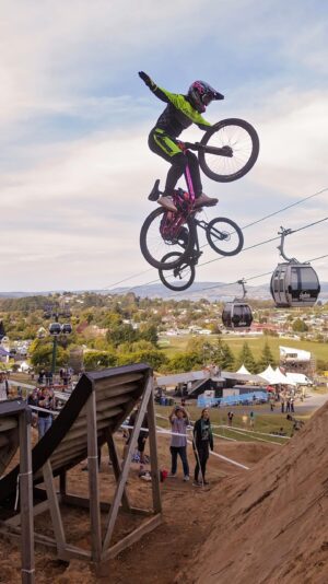 Caroline Buchanan Instagram - Broadcast replay @crankworx 🥇 Speed and Style 

@jamminjordy vs @cbuchanan68 
Video @boomboxgroup