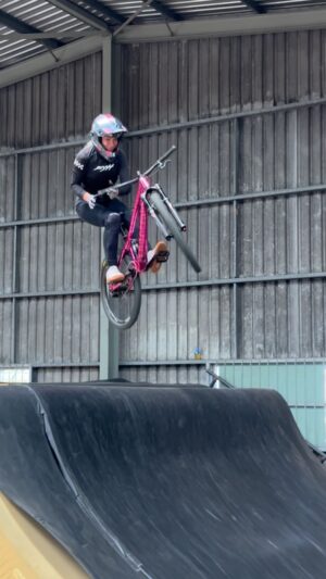 Caroline Buchanan Instagram - 🤯 I never thought I would be bar-spinning spines…But here we are!  Couldn’t do it without the coaching and support from @joshkcoaching  helping me LEAN IN and prep for @fmbworldtour x @crankworx 

#mtb #skatepark #spine #slopestylemtb #fmbworldtour #crankworx #levelupskatepark