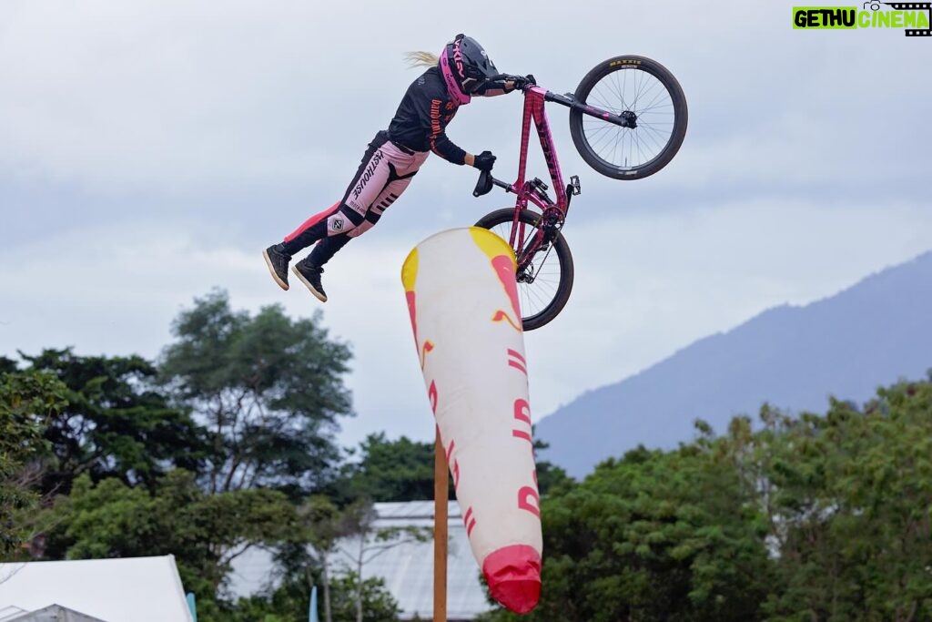 Caroline Buchanan Instagram - Slopestyle captures @clinttrahan x @crankworx @boomboxgroup #crankworx #mtb #mountainbike #trekbikes #sport #extremesports #actionsport #mtblife #mtblove #slopestylemtb